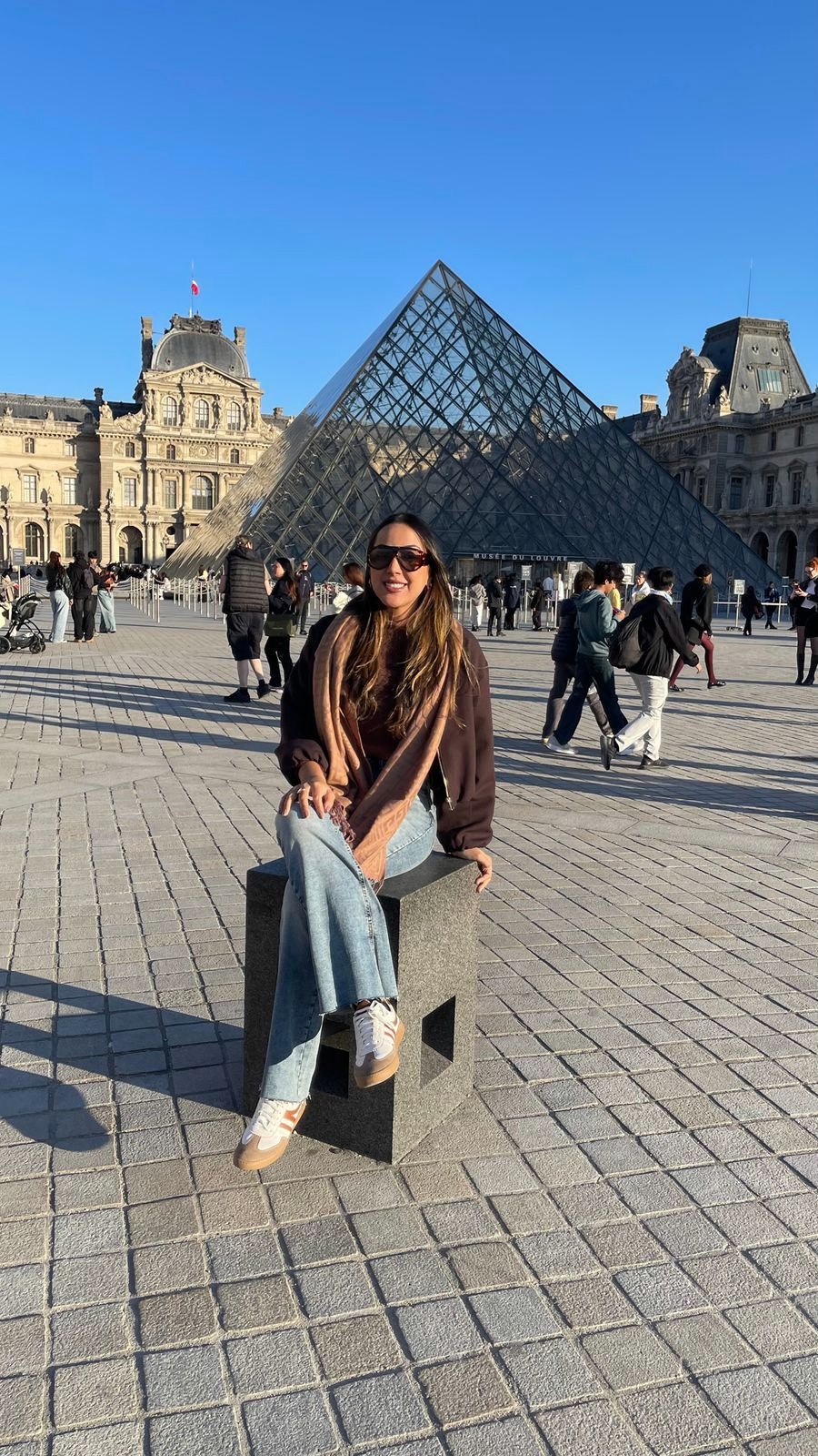 Kariny em frente ao Museu do Louvre.